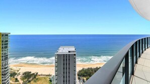 Ein Hochhaus mit Blick auf Strand und Meer.