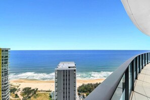 Ein Hochhaus mit Blick auf Strand und Meer.