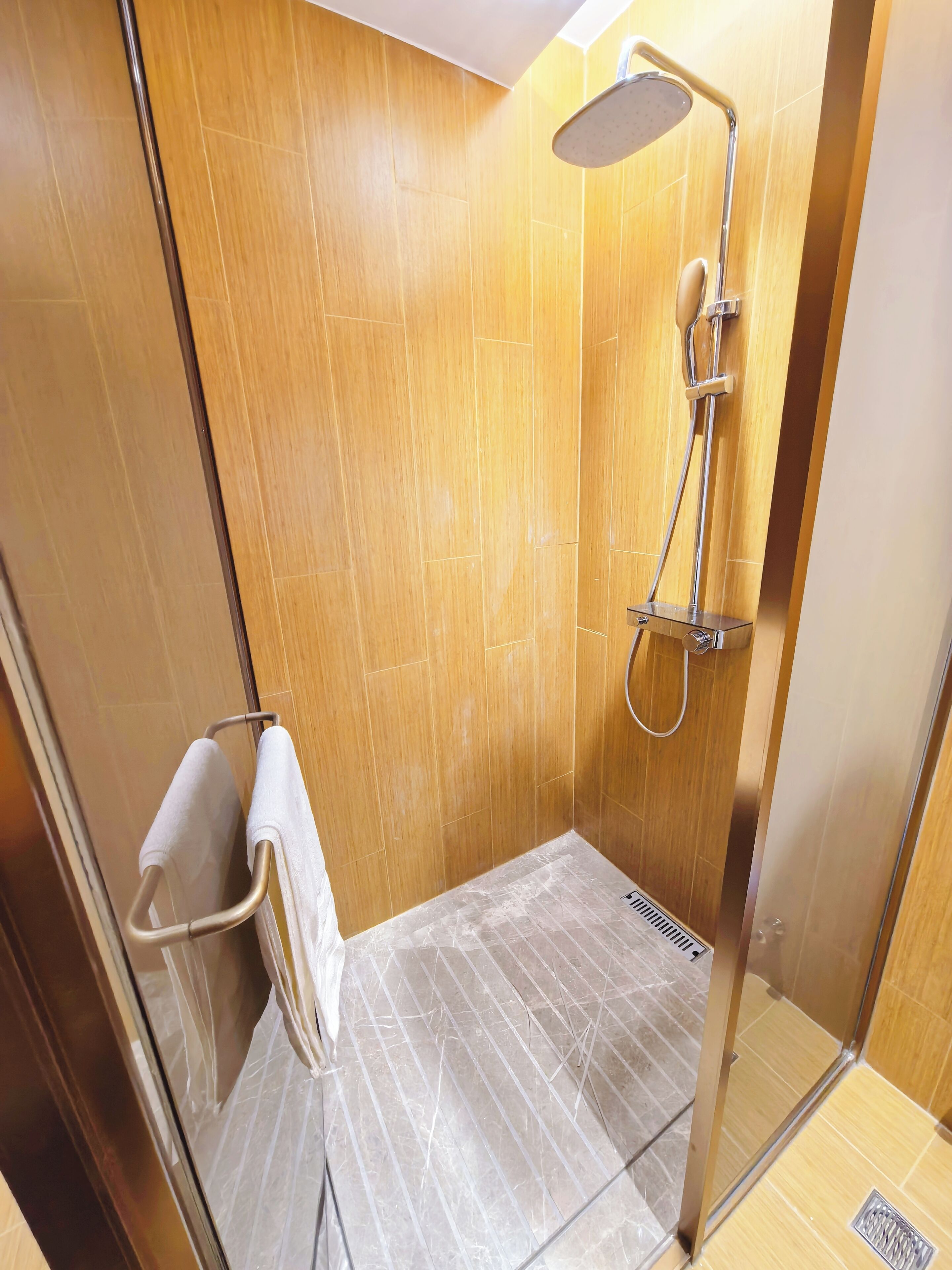 Quarto duplo superior | Banheiro | Chuveiro, secador de cabelo, toalhas de banho, shampoo