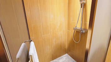 Quarto duplo superior | Banheiro | Chuveiro, secador de cabelo, toalhas de banho, shampoo