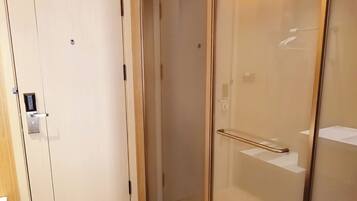 Superior Twin Room | Bathroom | Shower, hair dryer, towels, shampoo