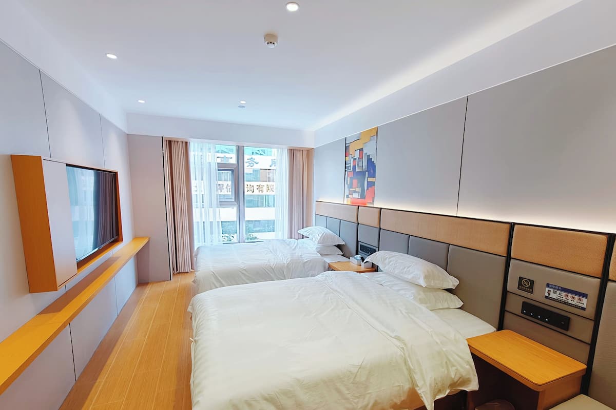Family Twin Room | Desk, laptop workspace, free WiFi, bed sheets