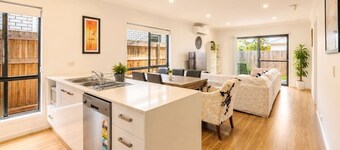 Spacious 4B Near Logan with Parking