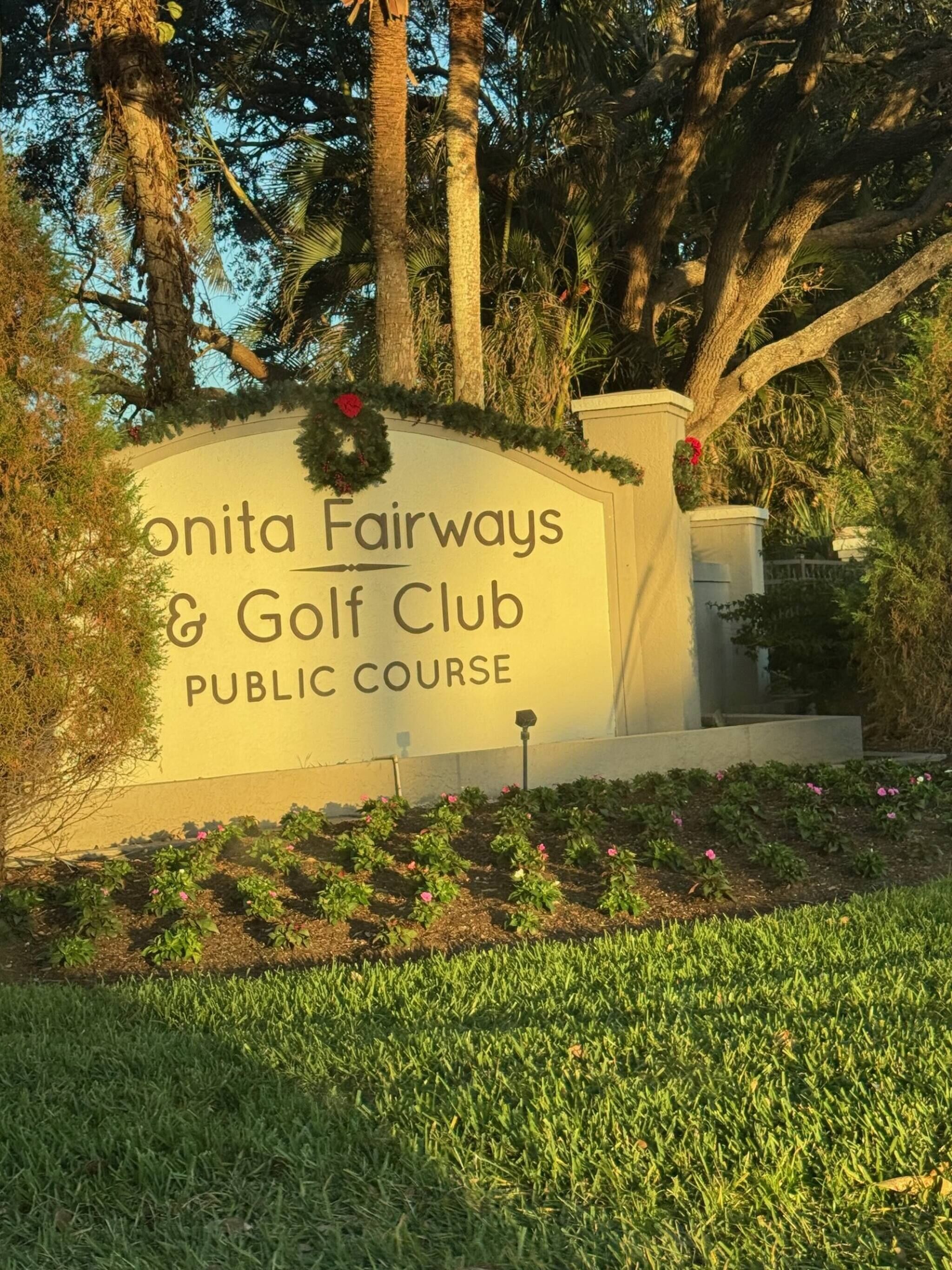 Indicador de Conita Fairways & Golf Club, amb la indicació de camp de golf públic, envoltat de vegetació i arbres.