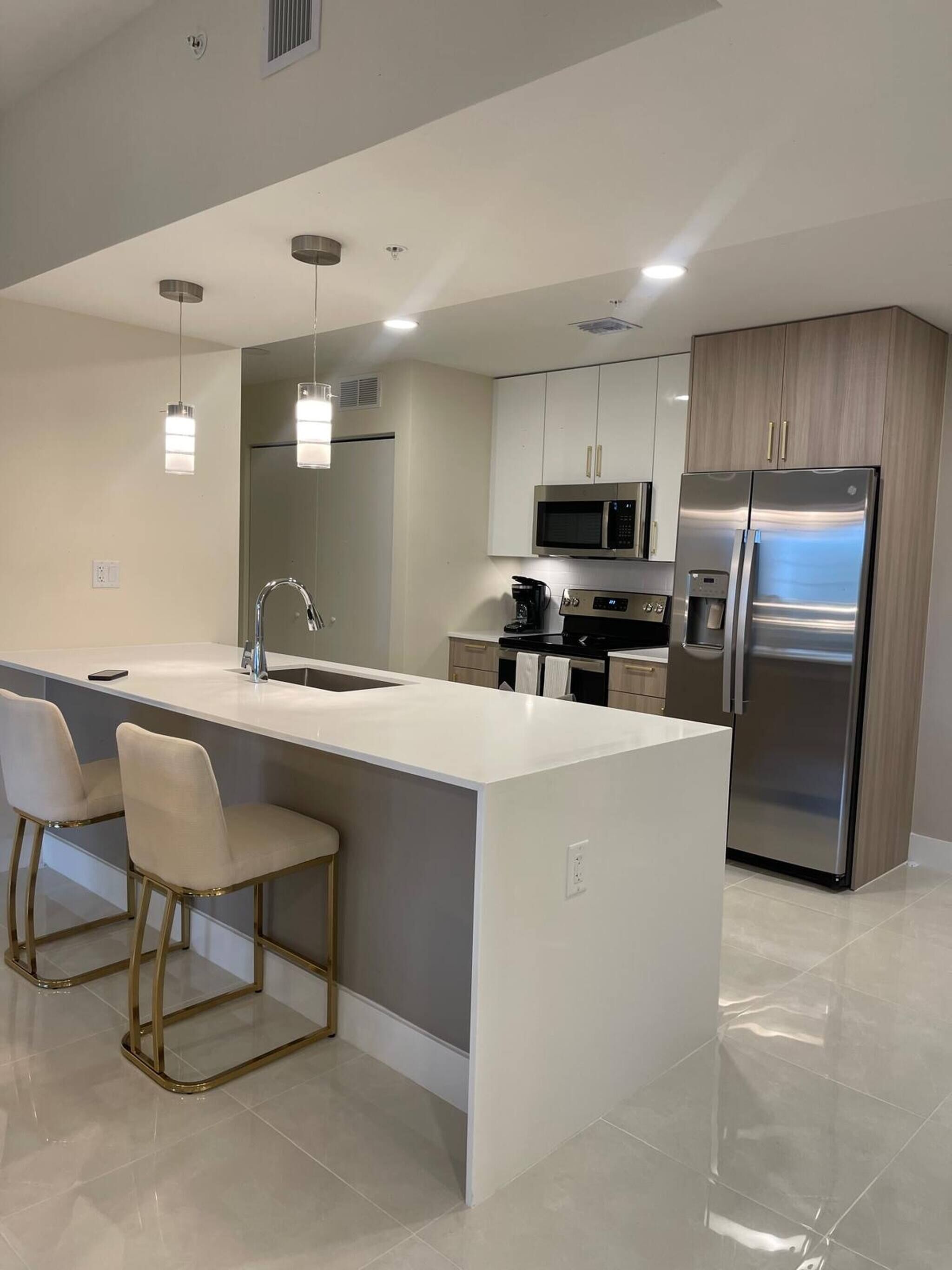 Geladeira, micro-ondas, fogão, cooktop