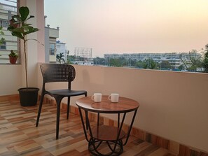 Outdoor dining - EAST HABITAT: Tremendous 5-bedroom townhome in charming Guwahati-AC & nonAC. (Guwahati)