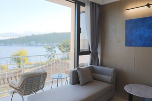 Panoramic Twin Room, Lake View | Living area - Dali Fish Inn Sea View Hotel (Dali)