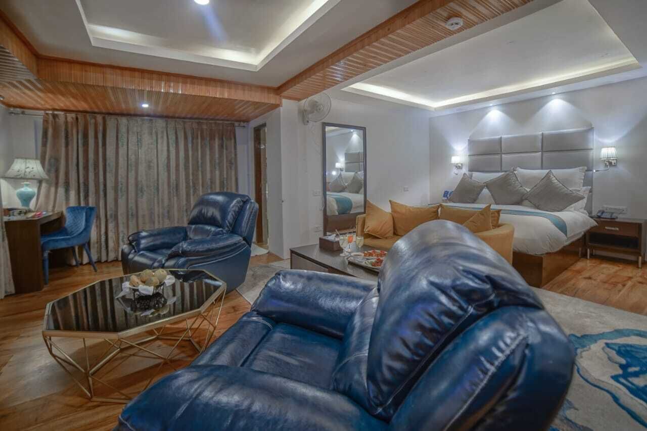 Phòng Suite dành cho gia đình, quang cảnh vườn | Khu phòng khách | Màn hình máy tính, máy in 