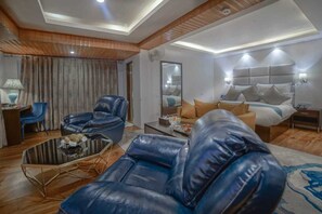Phòng Suite dành cho gia đình, quang cảnh vườn | Khu phòng khách | Màn hình máy tính, máy in 
