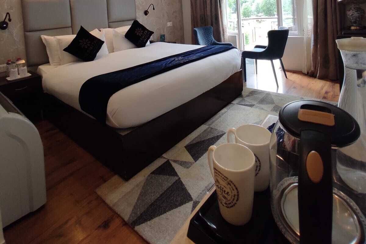 Deluxe Double Room, Mountain View | In-room safe, laptop workspace, iron/ironing board, WiFi (free)