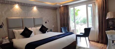 In-room safe, laptop workspace, iron/ironing board, free WiFi