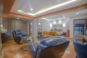 Suite familiar, vista al jardín | Interior