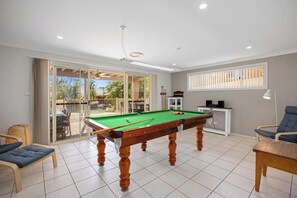 Game room - Pelican’s Rest - Pool, beach, aircon (Lake Cathie)