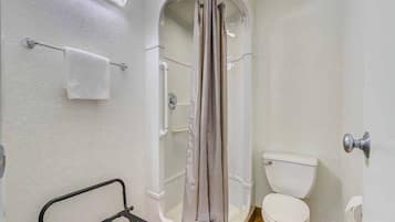 Een douche, handdoeken