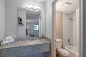 Een douche, handdoeken