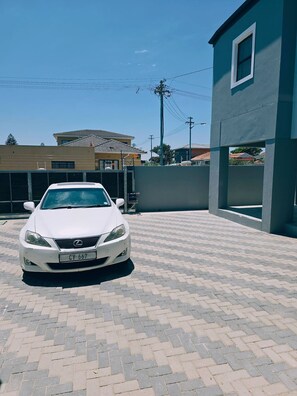 Property grounds - El Pantheon Guest House and Apartments (Cape Town)