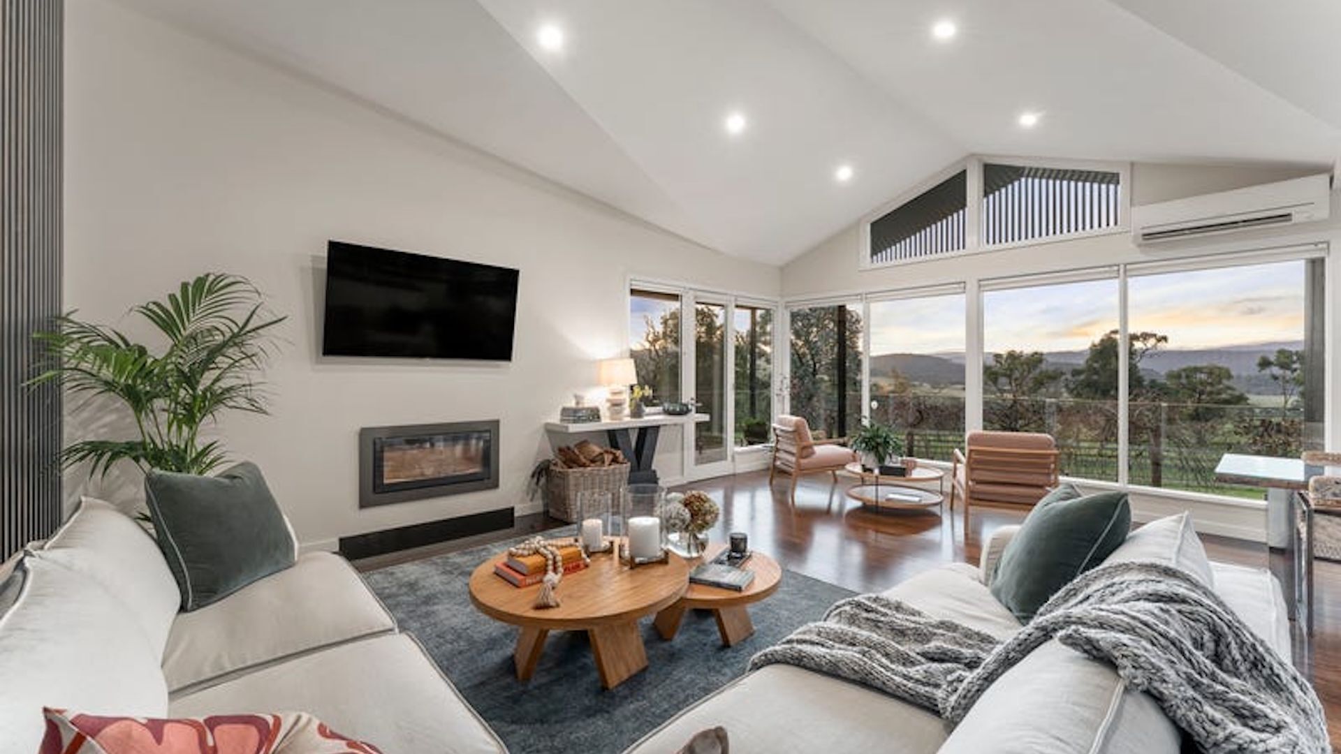 Smart TV, fireplace