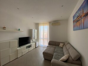Living area - Vrbo Property (La Spezia)