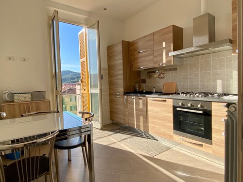 Modern apartment very close to the Station to 5 Terre, in a serviced area.