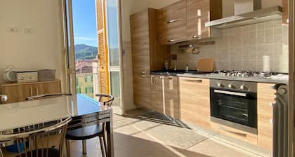 Modern apartment very close to the Station to 5 Terre, in a serviced area.