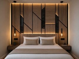 Un dormitorio moderno con cabecera de madera, dos mesitas de noche y una cama con ropa de cama blanca.