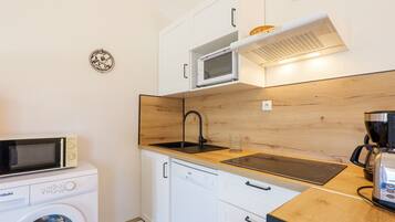 Wasserkocher mit Kaffee-/Teezubehör, Kühlschrank, Mikrowelle, Ofen