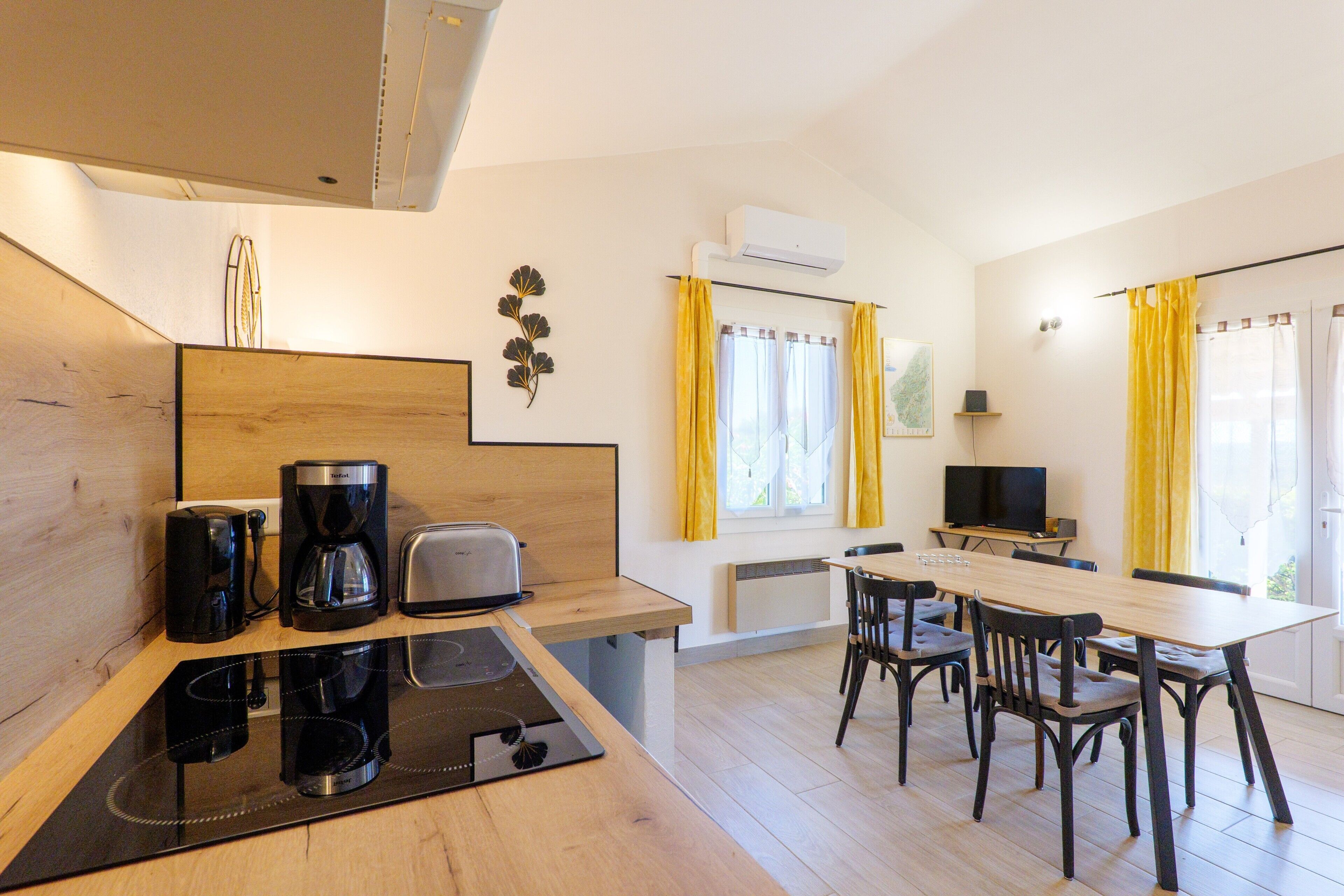Wasserkocher mit Kaffee-/Teezubehör, Kühlschrank, Mikrowelle, Ofen