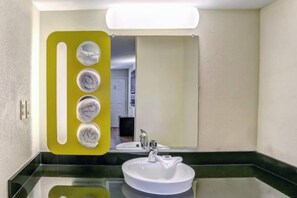Bathroom - 2 Queen Beds|Smoking (Dickson)