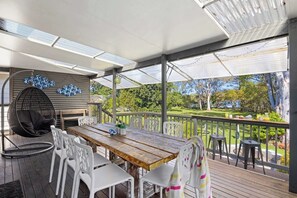 Outdoor dining - Riverside Retreat - family home (North Haven)