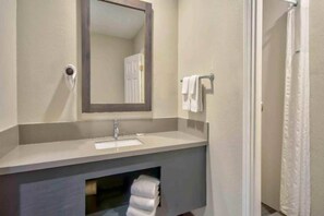 Shower, hair dryer, towels - 1 King Bed | Non-Smoking, Kitchen (Rosemead)