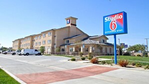 A hotel with a sign for 'Studio 6 Extended Stay.' - 2 Full Beds | Non-Smoking, Kitchen (Bakersfield)