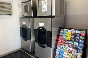 Een rij ijsmachines van Scotchman, met een bord dat aangeeft dat ze tijdelijk buiten gebruik zijn.