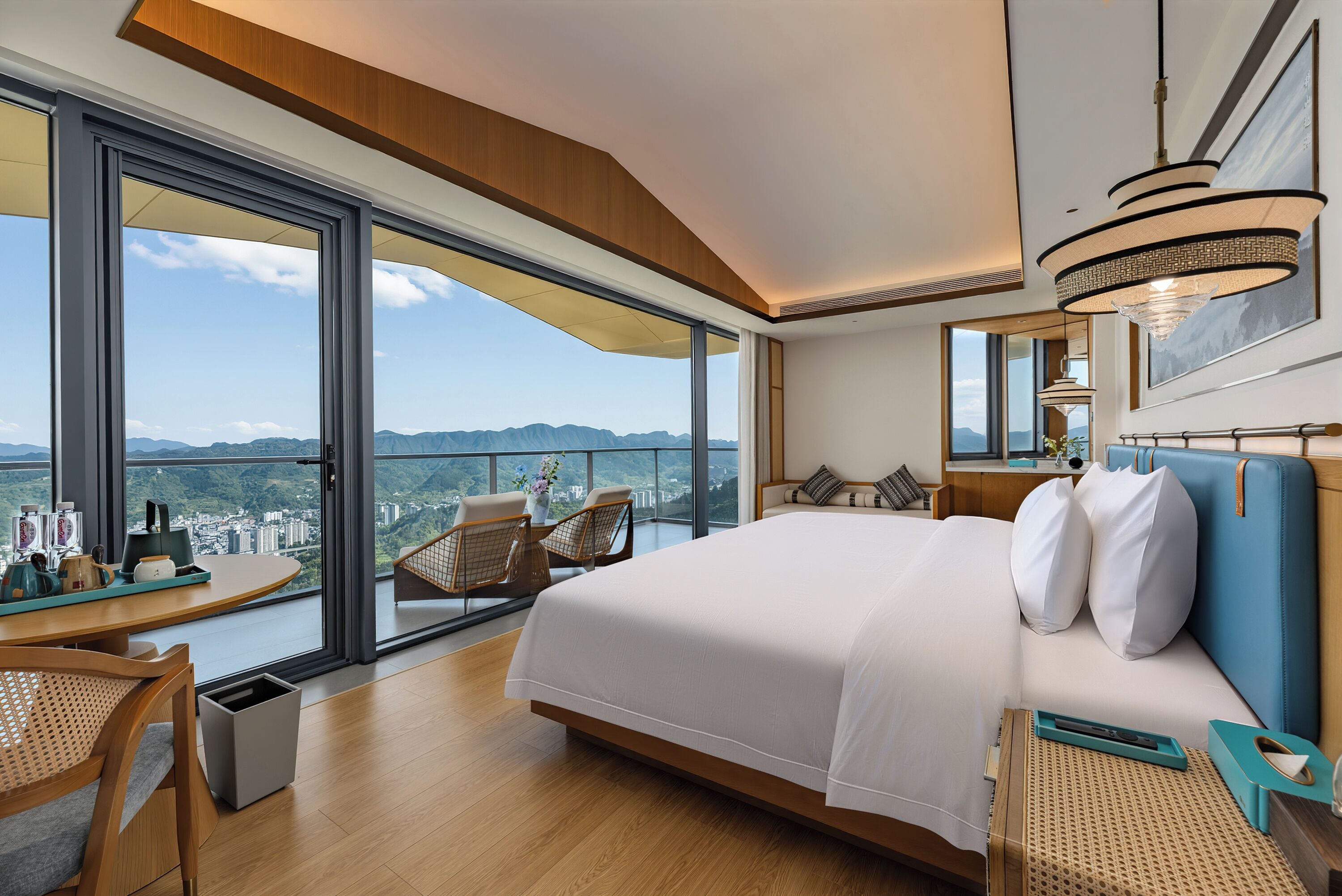 Signature Suite, Hill View