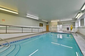 Pool - Cozy 2-Bed Queen Room|Pool|Free Wifi (MERIDIAN)