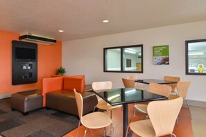 Dining - Cozy 2-Bed Queen Room|Pool|Free Wifi (MERIDIAN)
