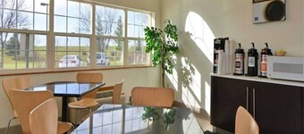 Cozy 2-Bed Queen Room|Pool|Free Wifi