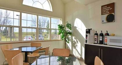 Cozy 2-Bed Queen Room|Pool|Free Wifi