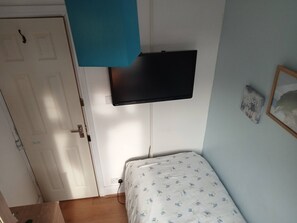 Iron/ironing board, Internet, bed sheets - Serene House Rental in Kent! Private Room with Modern Amenities, & Wi-Fi and TV! (Kent)
