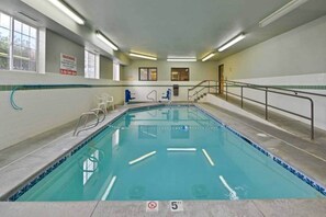 Pool - Cozy Queen Bed Room|Pool|Free WiFi (MERIDIAN)