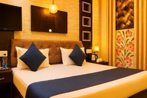 Desk, soundproofing, free WiFi - Hotel Rajnandani Palace Ayodhya  (Ayodhya)