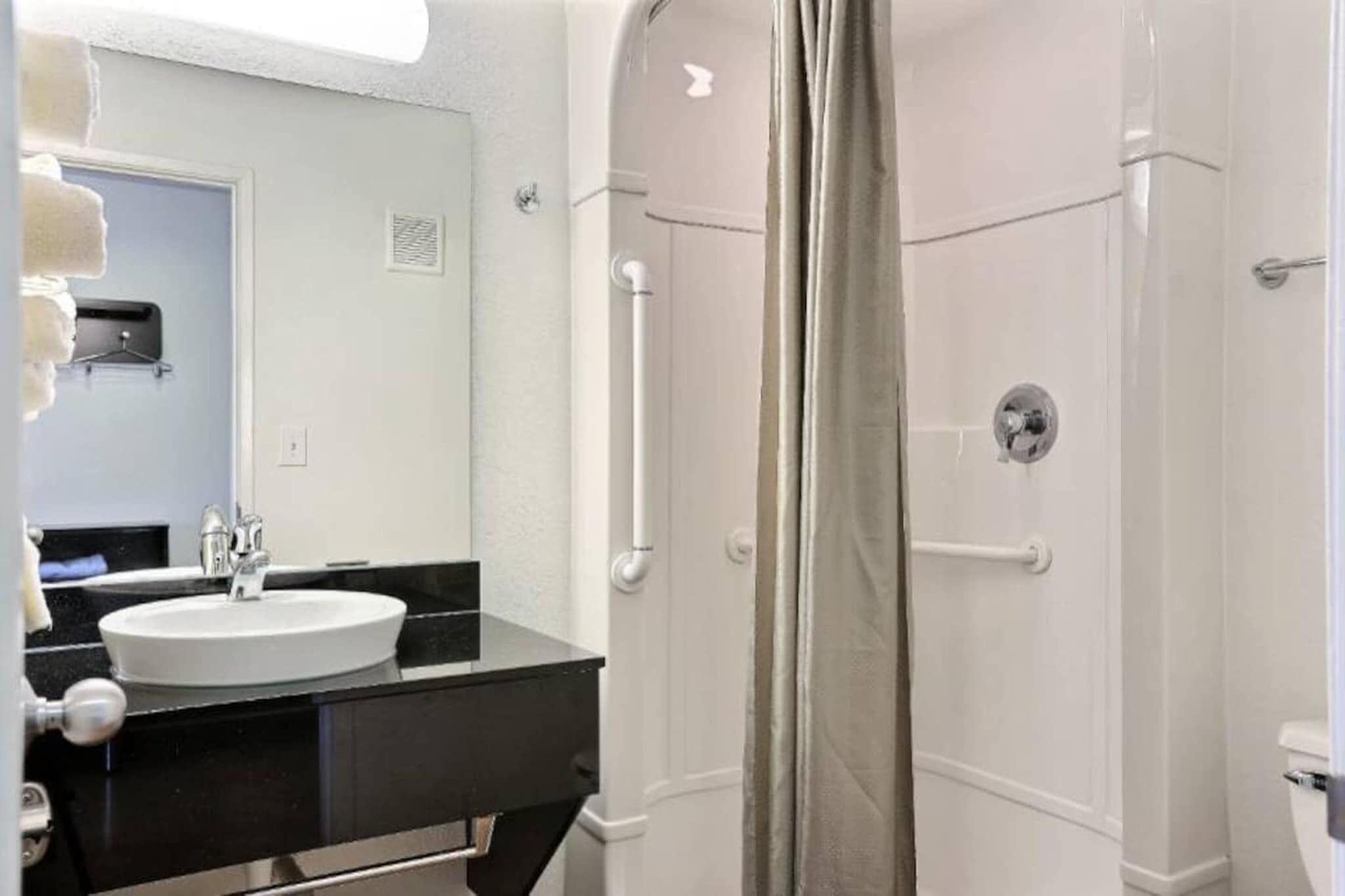 Een douche, handdoeken