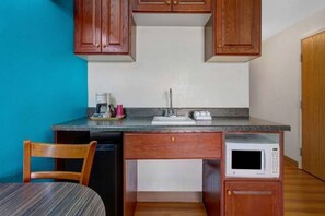 Private kitchen - 2 Queen Beds | Non-Smoking (Idaho Falls)