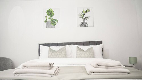 Sleeps 4, Great for Groups, Free Parking Kent