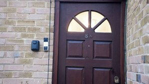 A brown door with the number 8A, a peephole, and a mail slot on a brick wall. - Sleeps 4, Great for Groups, Free Parking Kent (Medway)