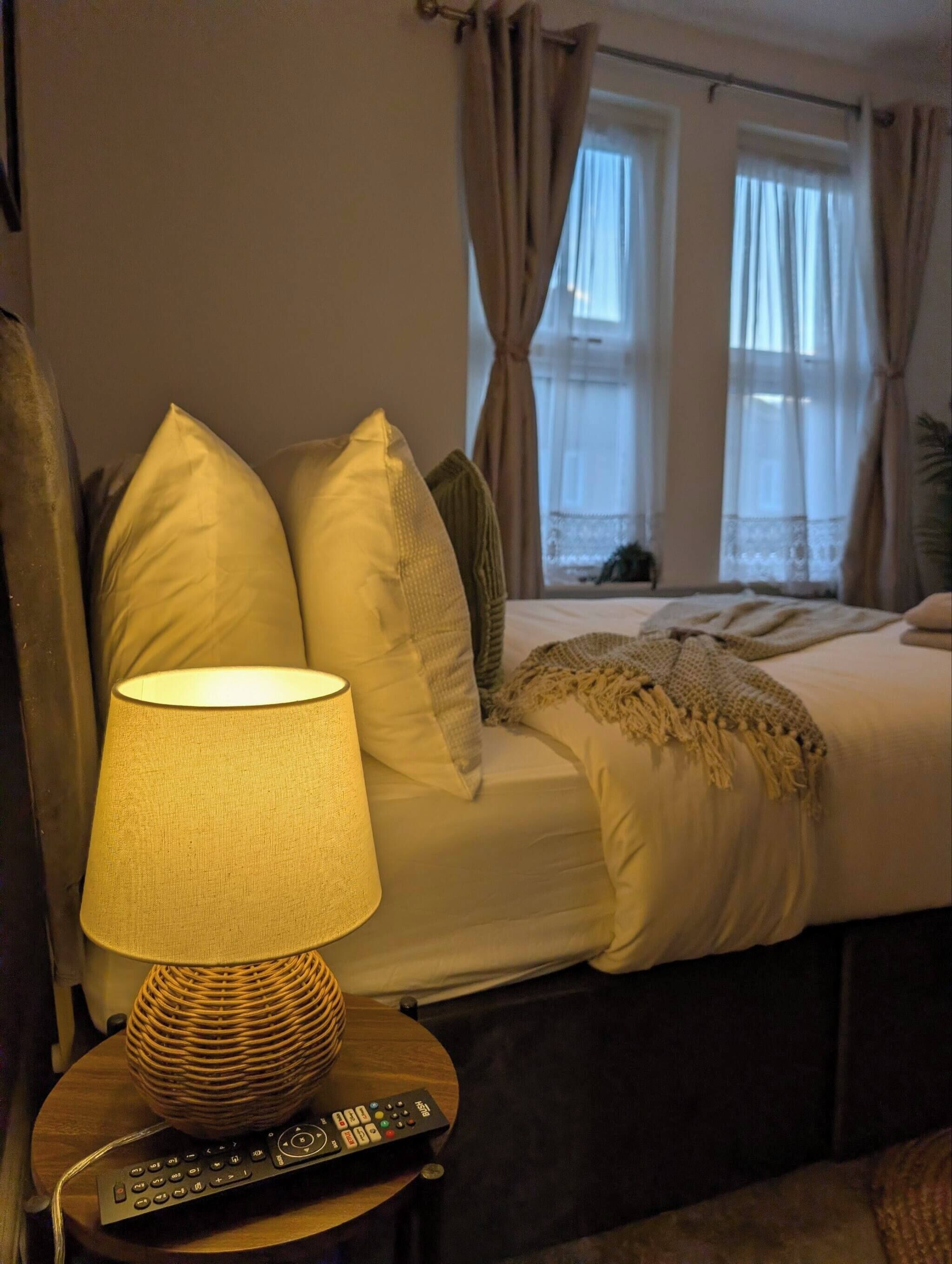 Tabla de planchar con plancha, internet y ropa de cama 