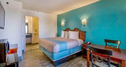 1 King Bed | Mobil Access Tub Nsmk Micfridg