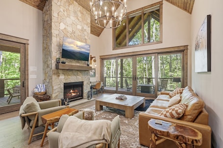 Smart TV, fireplace, video games. Eagles Nest | Luxury Hot Tub, Creek & Beech Mtn