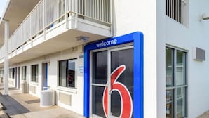 A hotel entrance with a blue sign reading 'welcome' and the number '1640' above the door. - Sunny 2-bed Room|Pool|Free Wifi (Redding CA)
