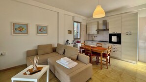 Ein modernes Apartment mit Wohnzimmer, Essbereich und Küche.