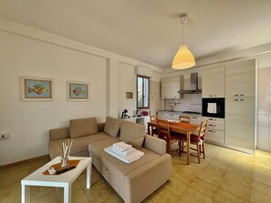 Ein modernes Apartment mit Wohnzimmer, Essbereich und Küche.